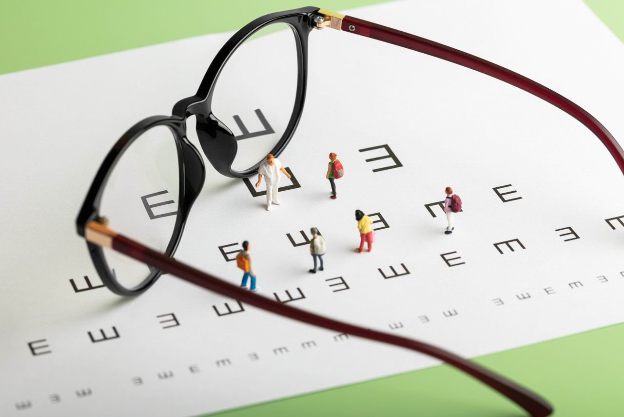 怎么改善近视提高视力，板栗砸眼后三次手术保视力